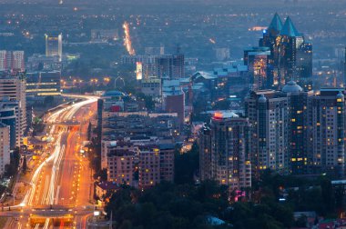 Gece şehir Almatı