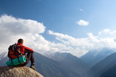 Zirve üstündeki genç yetişkin tırmanma