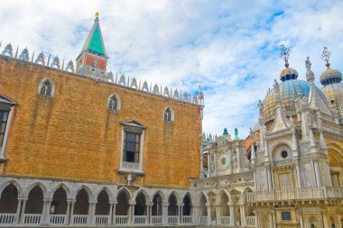 Venedik'teki ana meydanında evleri.