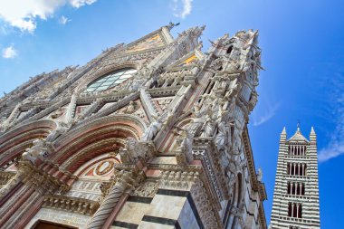 Kilise kulesi Siena ile üst kısmı.