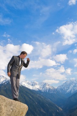 Genç işadamı dağ en baştan aşağı bakıyor