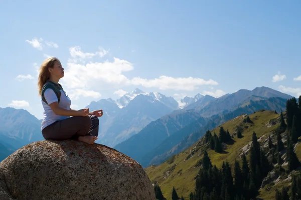 Yoga at summit — Stock Photo, Image