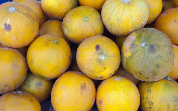 Gelbe Melone natürlichen Hintergrund. — Stockfoto