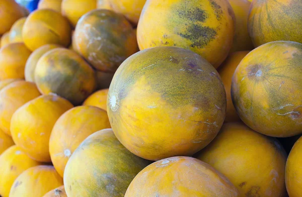 Gelbe Melone natürlichen Hintergrund. — Stockfoto