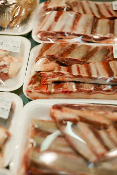 Packaged meat in the supermarket — Stock Photo, Image