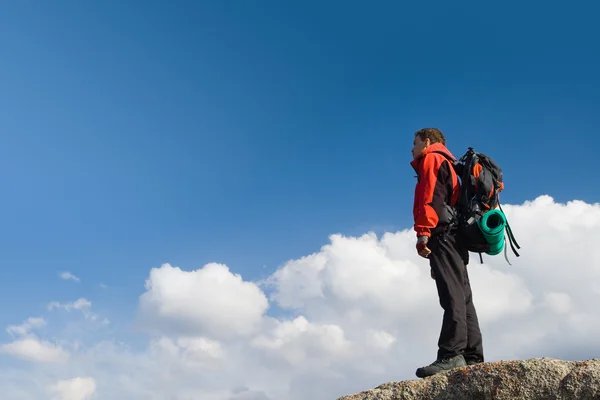 Climbing young adult at the top of summit — Stock Photo, Image