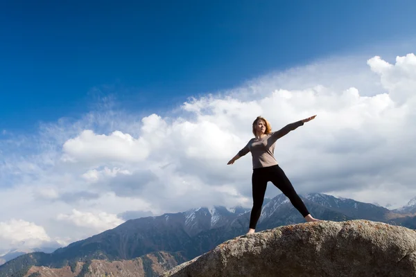 Yoga en la cumbre — Foto de Stock