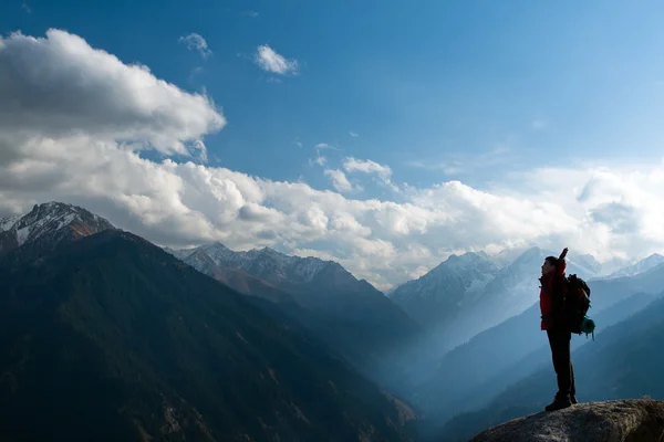 젊은 성인 정상 회담의 상단에 등산 — 스톡 사진