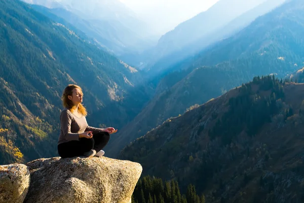 Yoga bij Top — Stockfoto