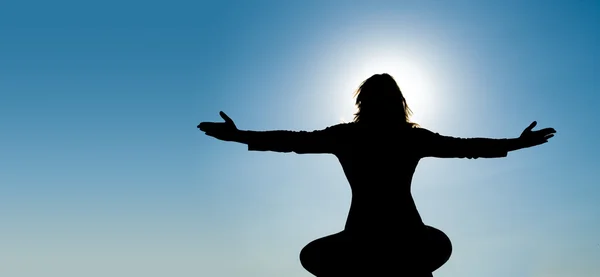 Silhueta de Yoga na cimeira — Fotografia de Stock