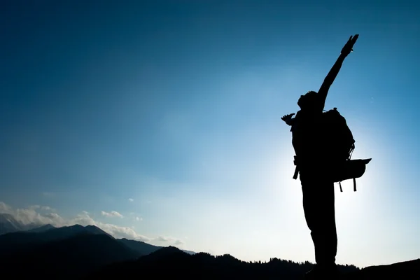 Silhouette di arrampicata giovane adulto in cima alla vetta — Foto Stock