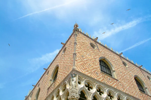 Кут старовинні будівлі у Венеції — стокове фото