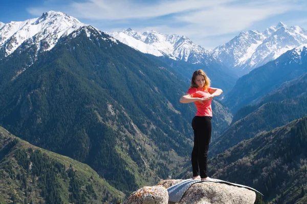 Разминка перед тем как делать представления yoga . — стоковое фото