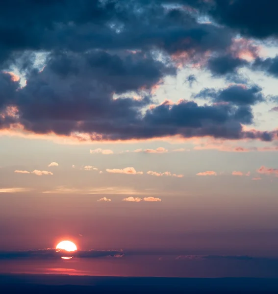 Sole al tramonto paesaggio nuvoloso — Foto Stock