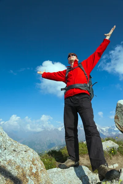 Jonge man op de top. — Stockfoto