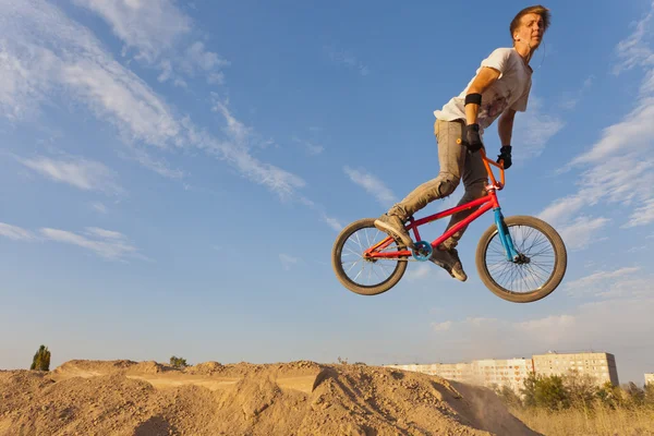 Egy tinédzser, ugrás a kerékpár. — Stock Fotó
