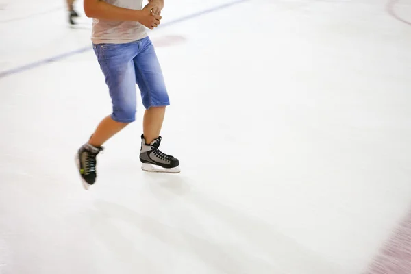 アイス スケート場での人々. — ストック写真