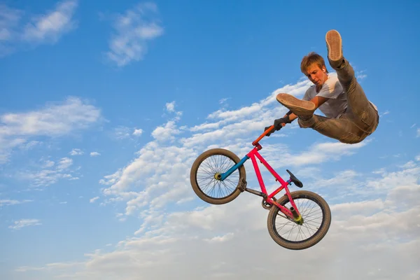 十几岁的跳上一辆自行车. — 图库照片