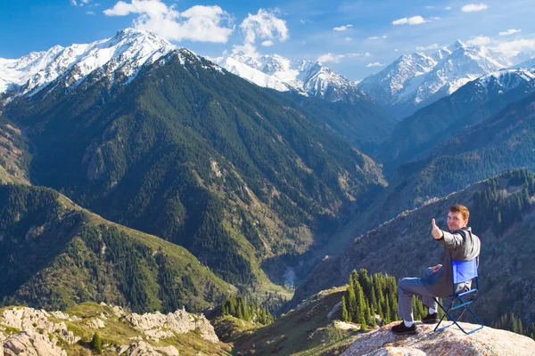 El hombre de negocios en la cima de la montaña — Foto de Stock