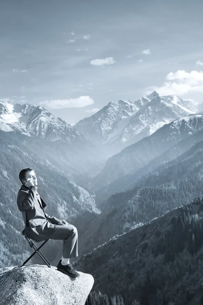 El hombre de negocios en la cima de la montaña — Foto de Stock