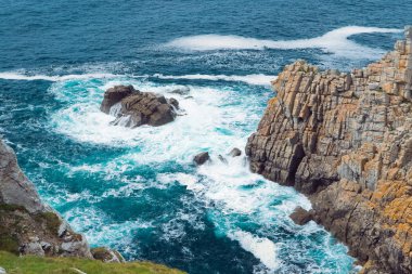 Rock kayalıklarla zümrüt deniz arka plan üzerinde. Bretagne, Fransa.