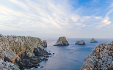 Arka plan deniz kaya uçurumlarda. Bretagne, Fransa.
