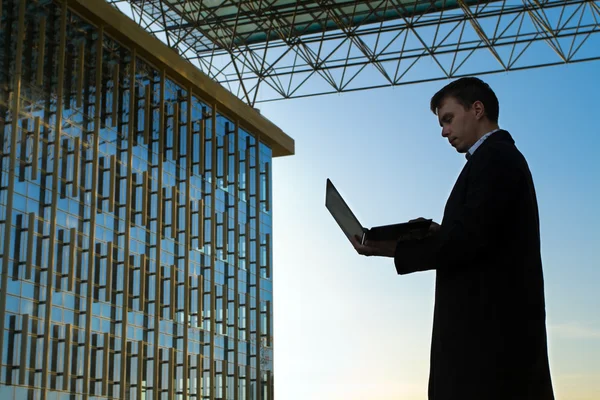 Young businessman working on laptop — Stock Photo, Image