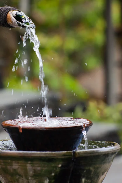 bir kaba su damlaları