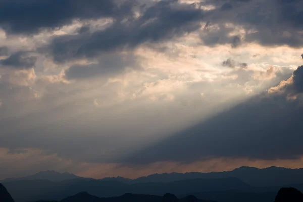 Splendido raggio di sole e cielo sopra la montagna cinese — Foto Stock