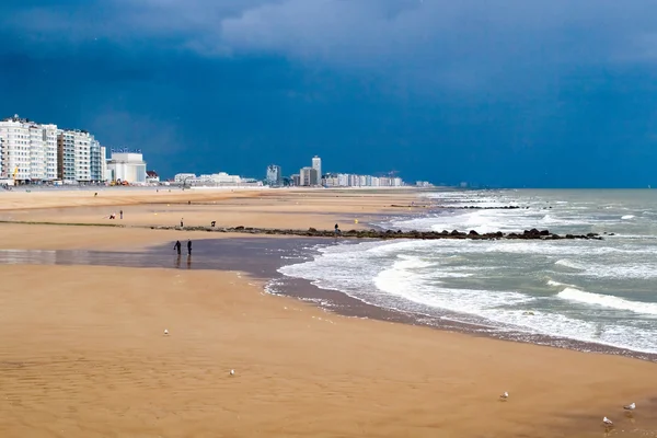 Ostend Beach before the storm — Stock Photo, Image