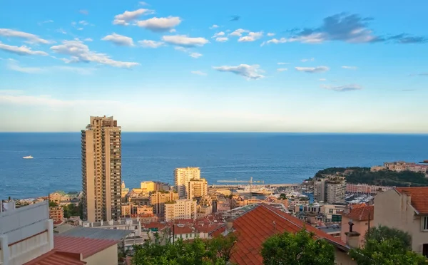 Mónaco resort con horizonte sobre el mar al atardecer — Foto de Stock