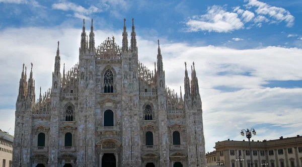 V přední části katedrály Duomo v Miláně — Stock fotografie