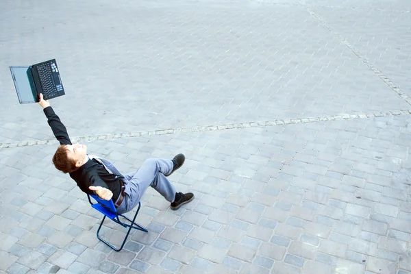 Empresario sentado en la calle —  Fotos de Stock