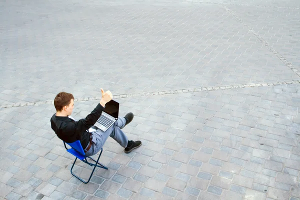 Empresario sentado en la calle —  Fotos de Stock