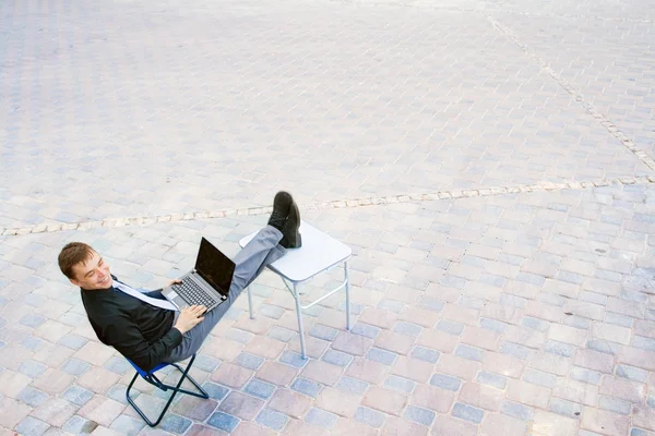 El hombre de negocios siempre está trabajando — Foto de Stock