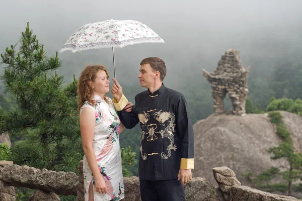 Imagen de retrato de pareja encantadora con paraguas en el clima nublado en la cima de la montaña china —  Fotos de Stock