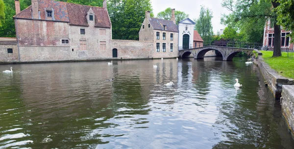 The canal and the bridge of the old part in Bruges — Stock Photo, Image