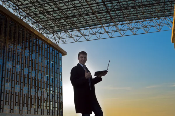 Young businessman working on laptop — Stock Photo, Image