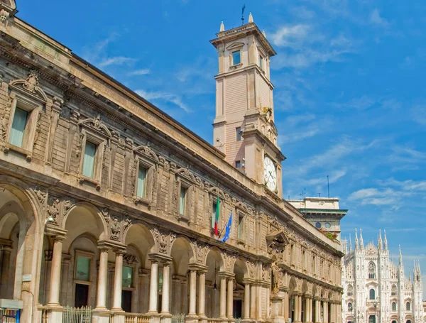 밀라노에서 두오모 성당 앞 시계탑 — 스톡 사진