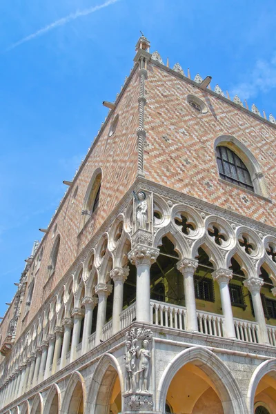 O ângulo de um edifício antigo em Veneza — Fotografia de Stock