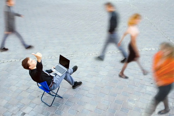 Biznesmen siedzi przy ulicy — Zdjęcie stockowe
