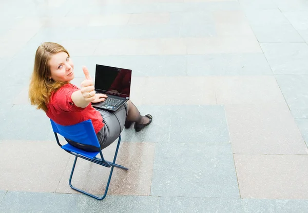 A businesswoman working on the street — Stock Photo, Image