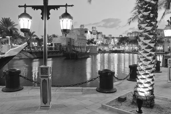 L'hôtel arabe sous la lumière des lanternes la veille de Noël, Dub — Photo