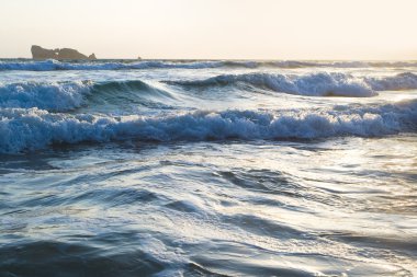 Dalgalar gün batımında, Fransa.