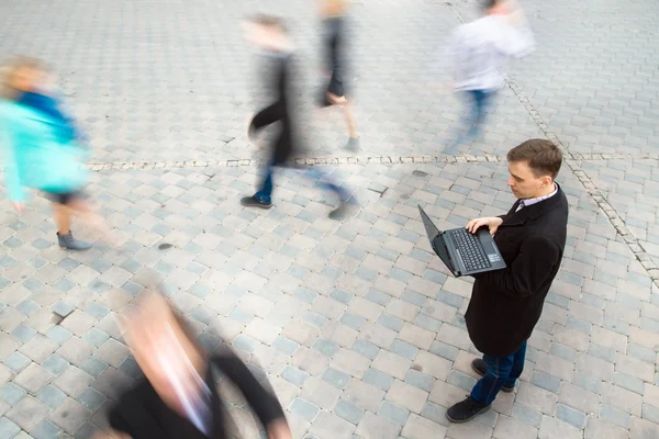 Biznesmen pracujący na laptopie — Zdjęcie stockowe