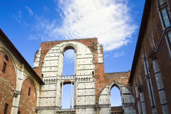 Only the walls and the sky, Siena. — Stock Photo, Image
