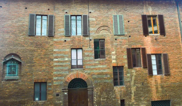 The front of the old house, Siena. — Stock Photo, Image