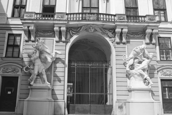 La partie du bâtiment historique avec des statues à Vienne . — Photo