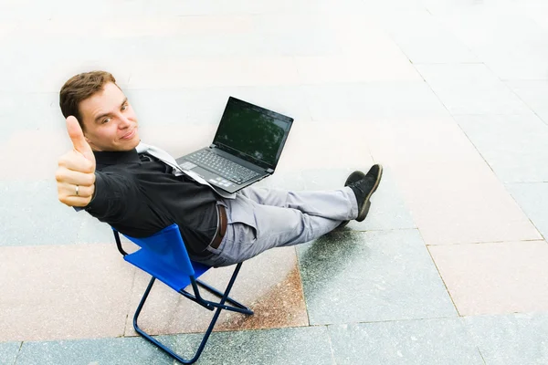 Un hombre de negocios trabajando en la calle — Foto de Stock