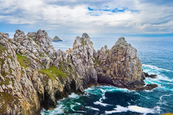 Stormy waves beating against the rocks, Bretagne. — Stock Photo, Image